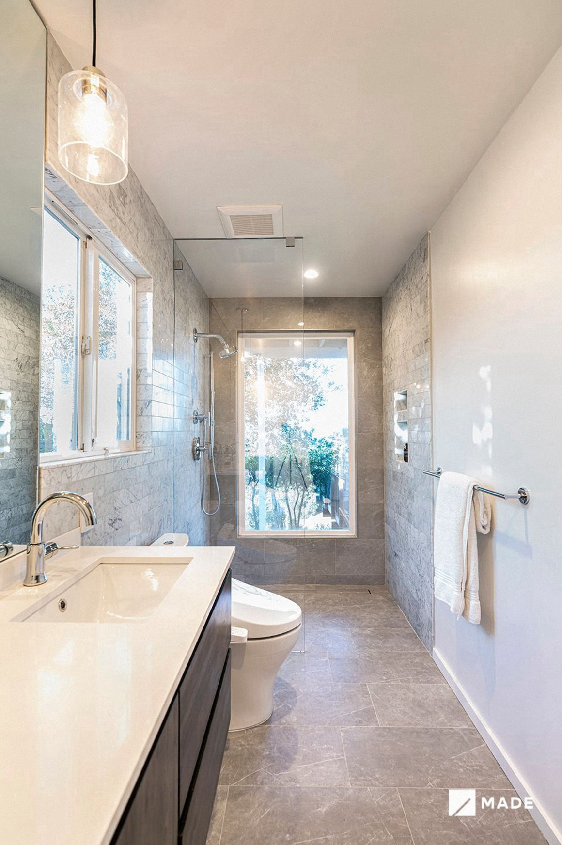 Bathroom design with bathtubs, vanities